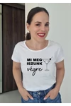 Kép 1/3 - Mi meg iszunk végre - koktélpohár - Lánybúcsús póló a csapatnak
