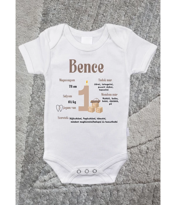 Bence (saját név) 1 éves - Egyedi szülinapi baba body autós